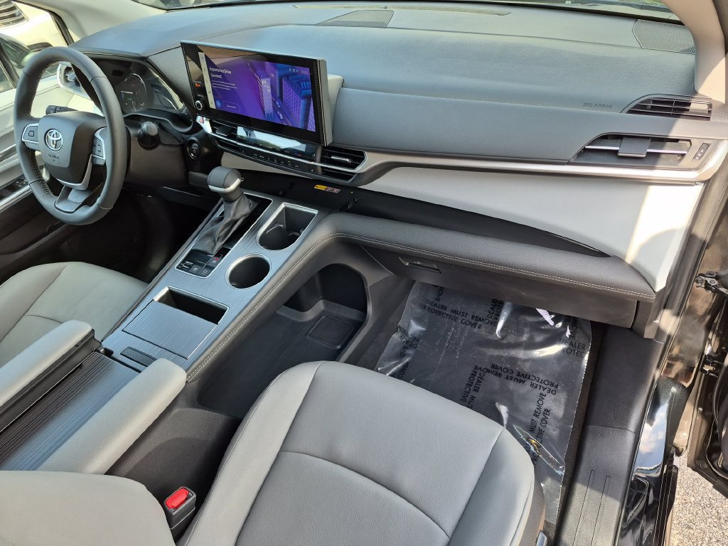 Used 2026 Toyota Sienna XLE FWD image 41