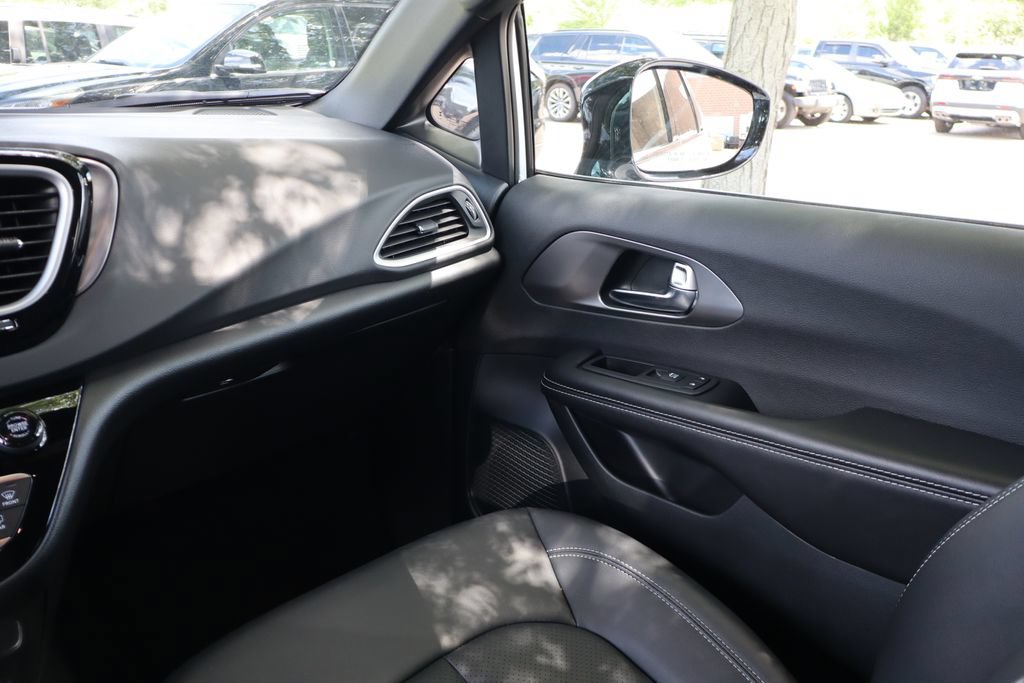 Used 2026 Chrysler Pacifica Select FWD image 46