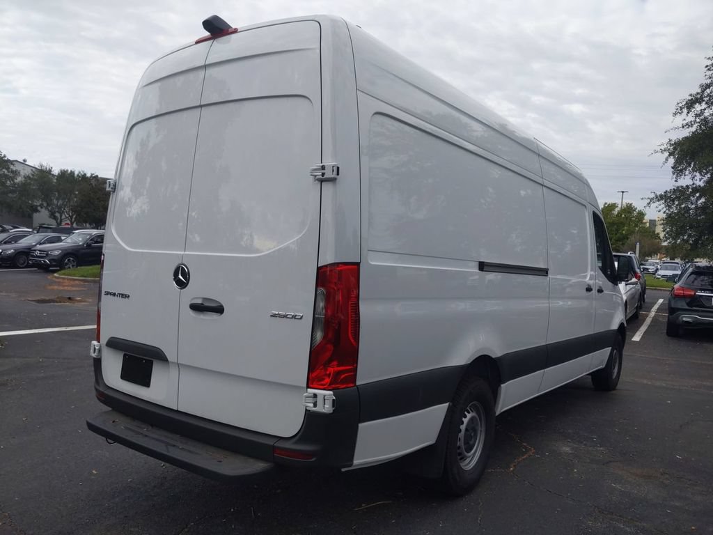 Used 2022 Mercedes-Benz Sprinter 2500 image 2