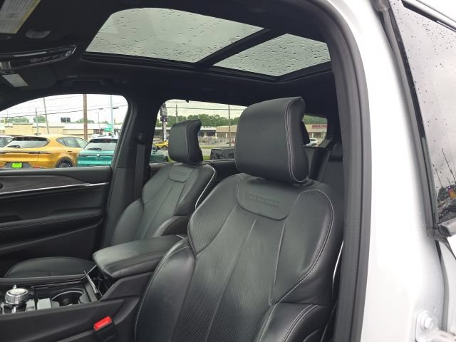 Used 2025 Jeep Grand Cherokee L Overland w/ Advanced Protech Group III AWD/4WD image 17