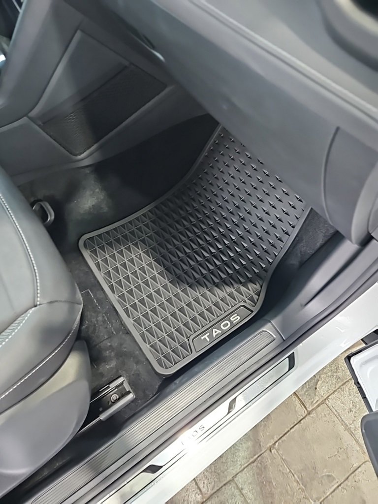 Used 2025 Volkswagen Taos SE image 14