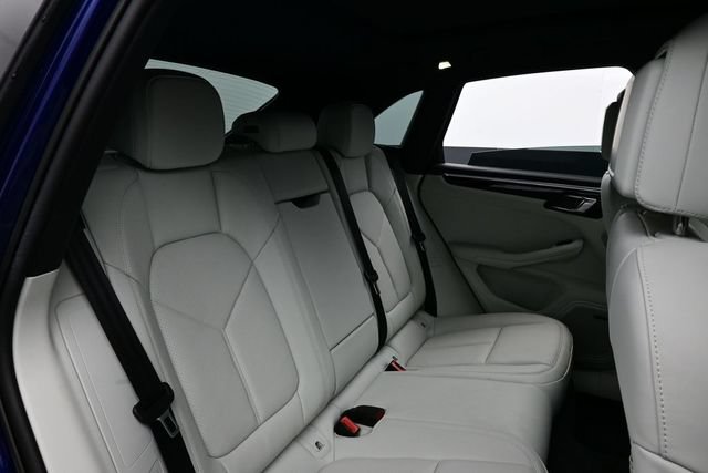 Certified 2025 Porsche Macan AWD/4WD image 17