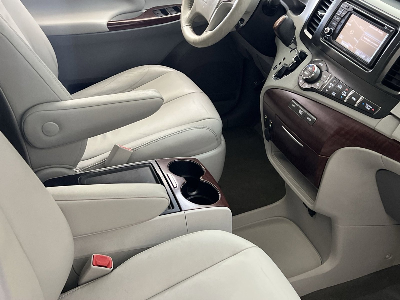 Used 2013 Toyota Sienna XLE image 38