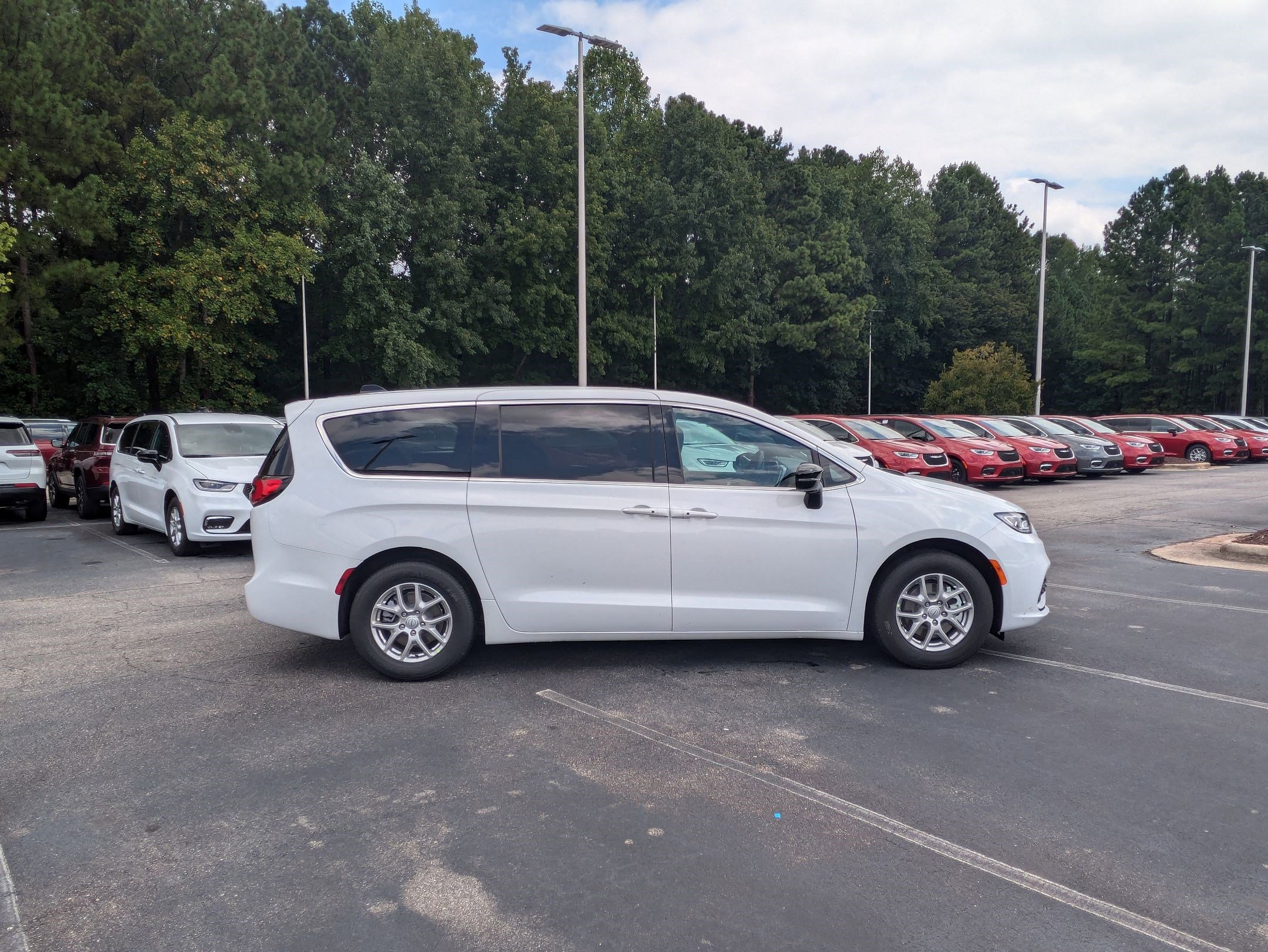 New 2026 Chrysler Pacifica Select image 4
