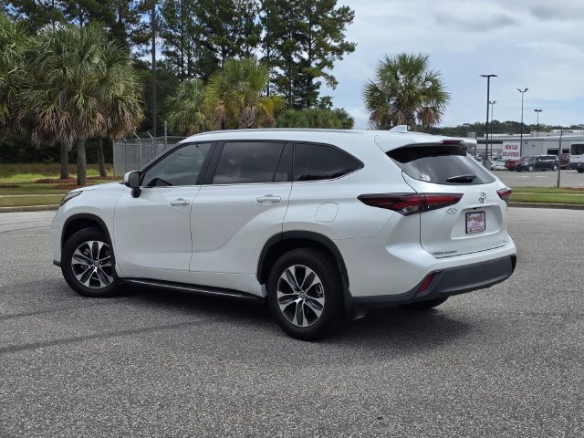 Used 2025 Toyota Highlander XLE FWD image 4