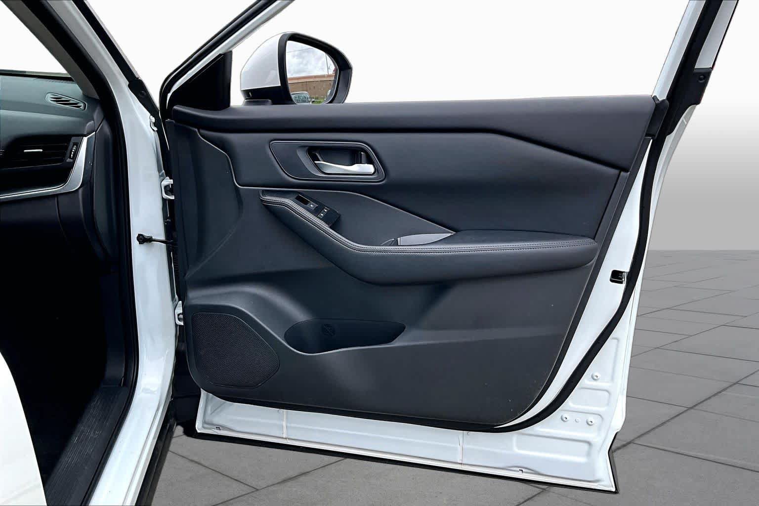 Certified 2025 Nissan Rogue SV FWD image 23