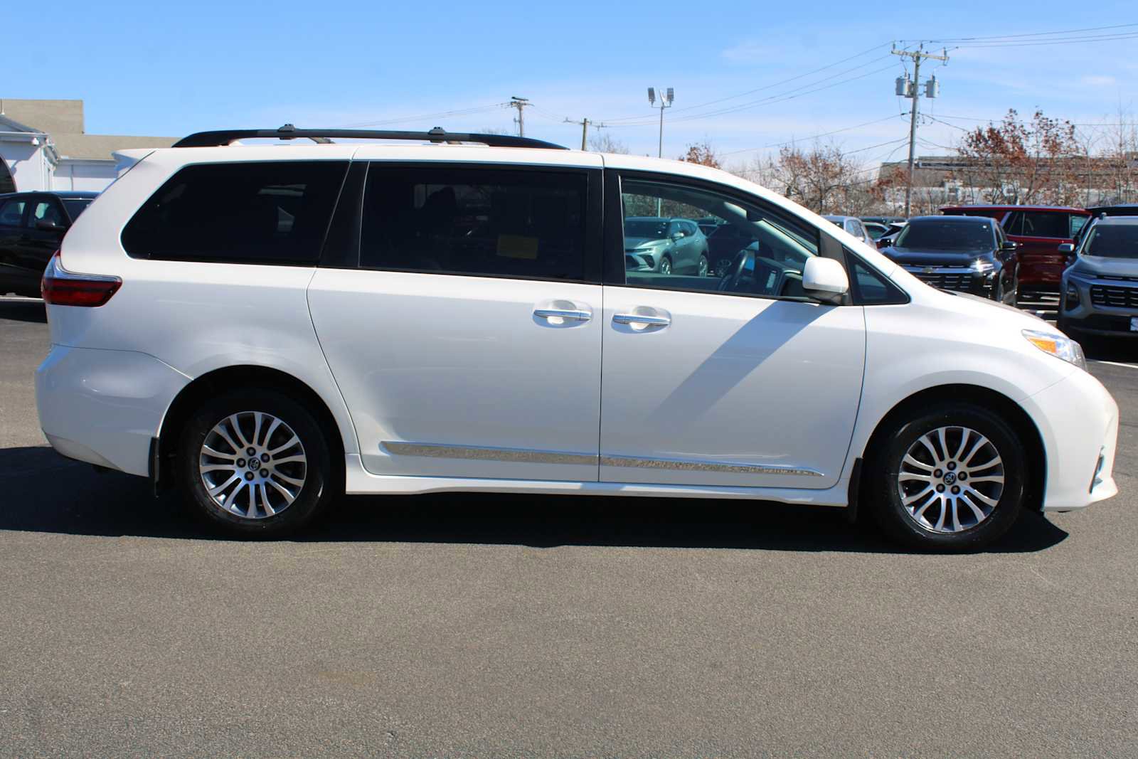 Used 2020 Toyota Sienna XLE w/ XLE Navigation Package image 8