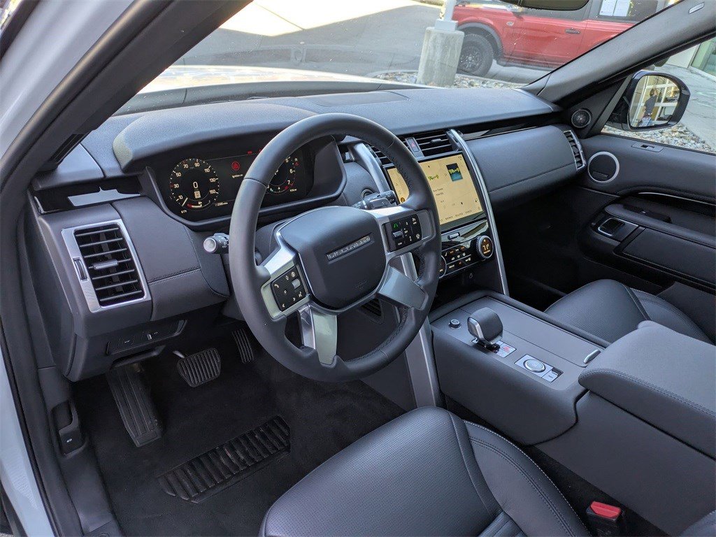 Used 2025 Land Rover Discovery S image 16