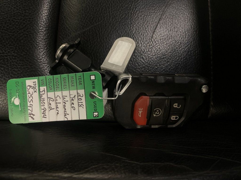 Used 2018 Jeep Wrangler Unlimited Sahara w/ Uconnect 4C Nav & Sound Group image 30