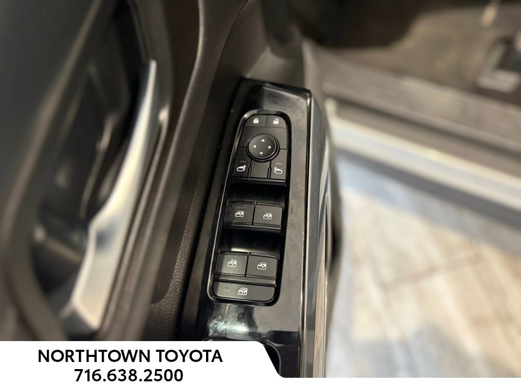 Used 2023 Nissan Pathfinder SL w/ Black Appearance Package image 32