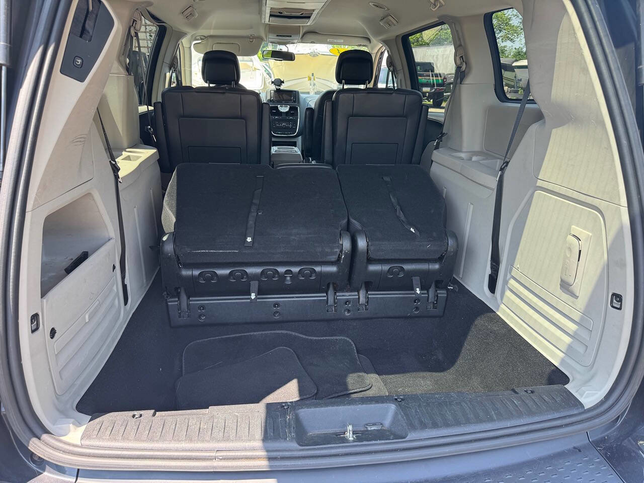 Used 2014 Chrysler Town & Country Touring image 6