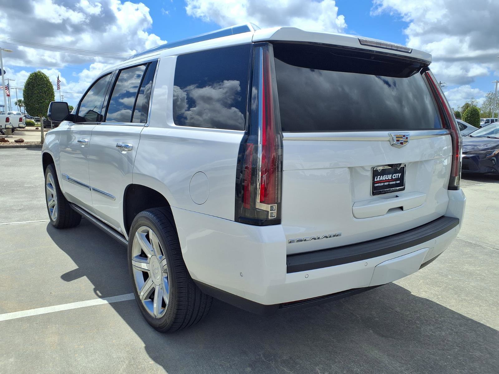 Used 2018 Cadillac Escalade Premium Luxury image 2