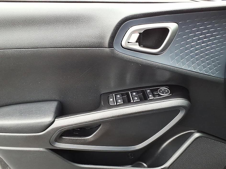 Used 2023 Kia Soul EX image 11