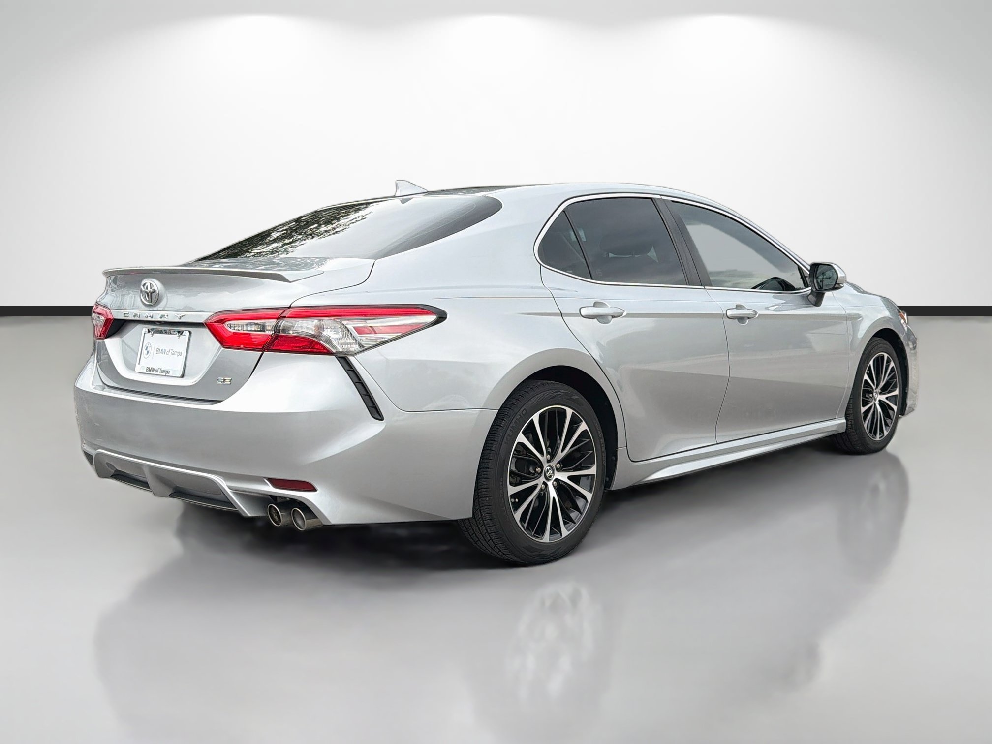 Used 2019 Toyota Camry SE w/ Convenience Package FWD image 3