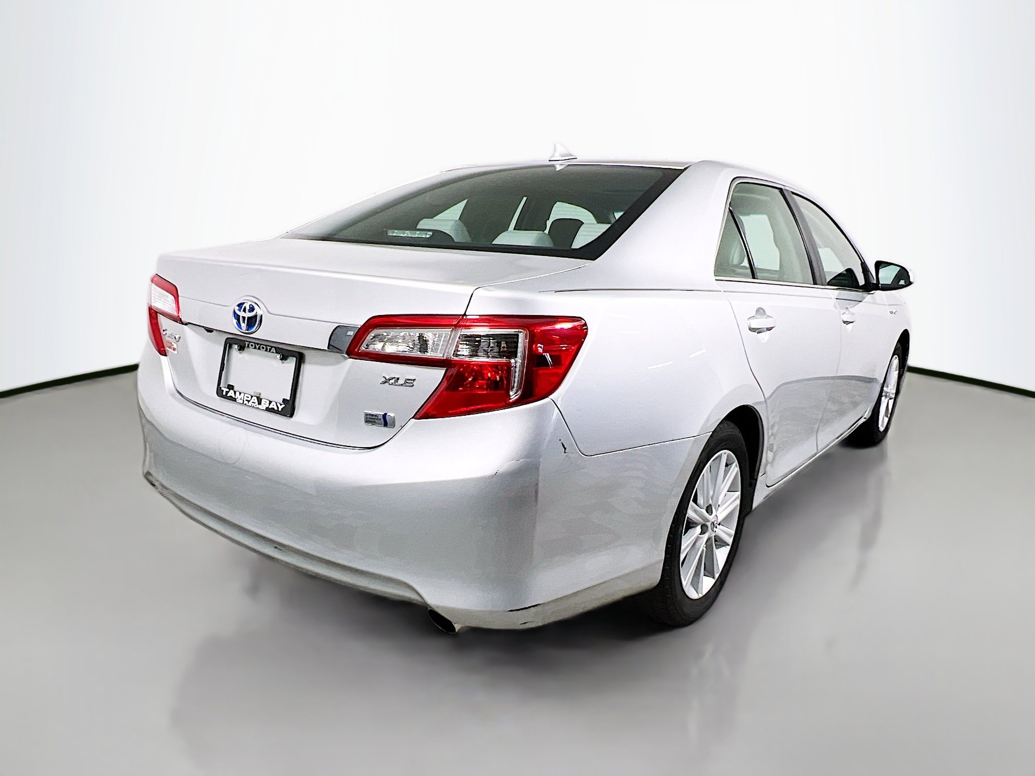 Used 2014 Toyota Camry XLE w/ Leather Package FWD image 4