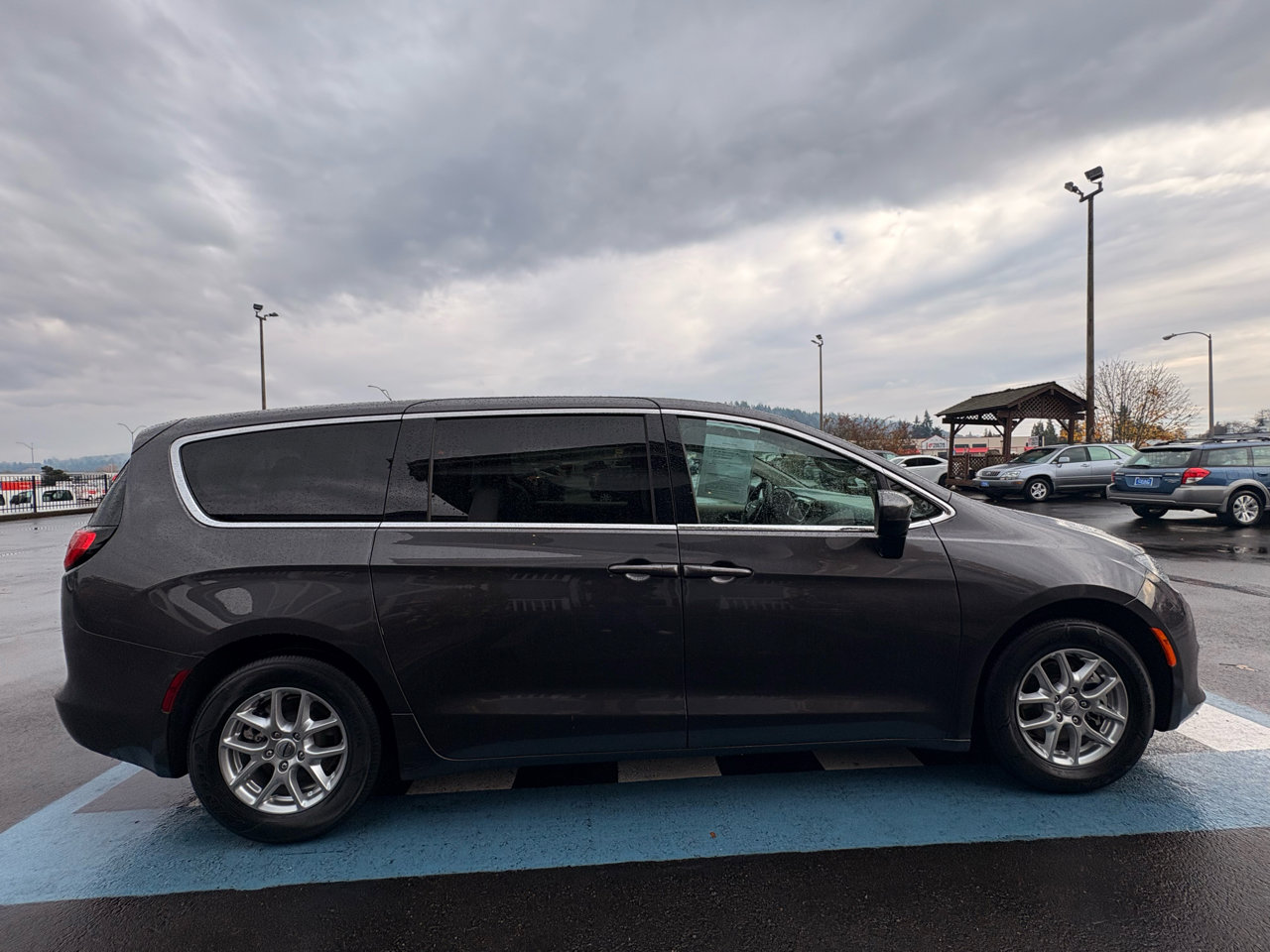 Used 2022 Chrysler Voyager LX image 6