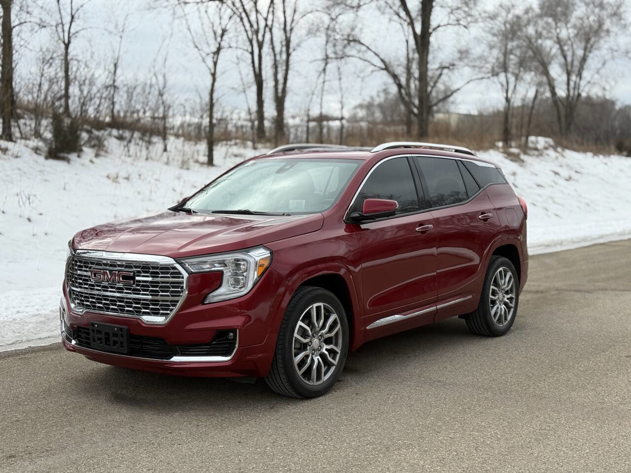Used 2023 GMC Terrain Denali w/ Denali Premium Package AWD/4WD image 2