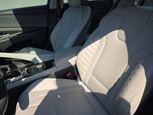 Used 2025 Hyundai Elantra Limited image 11