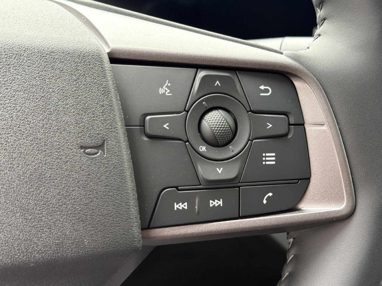 New 2026 Nissan Leaf w/ Illuminated Package FWD image 10