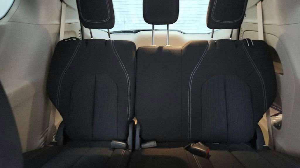 Used 2023 Chrysler Voyager LX image 29