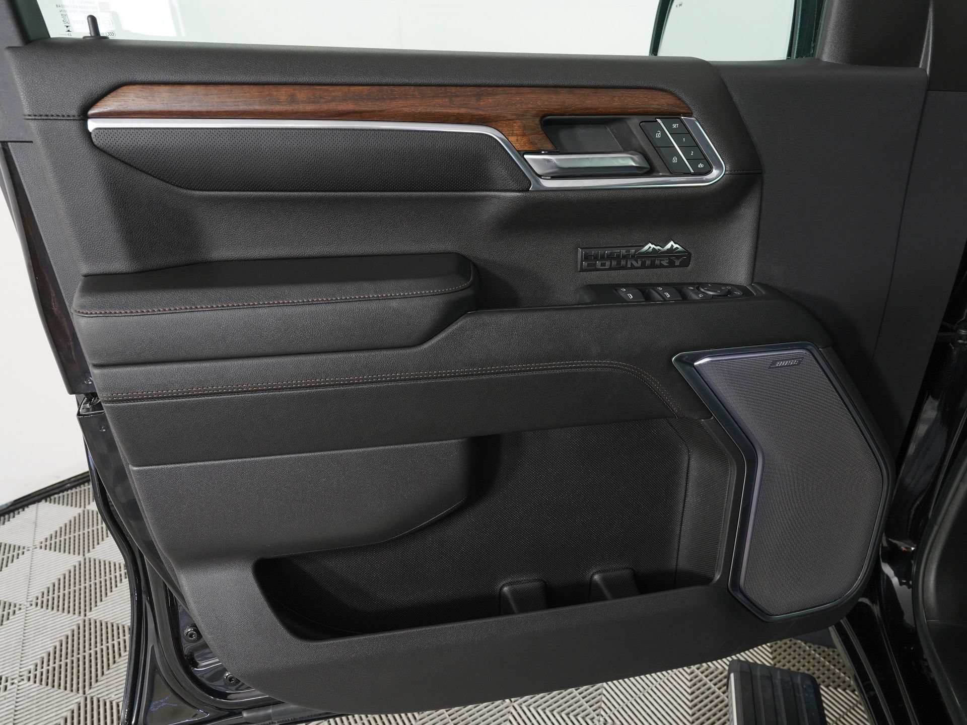 Used 2024 Chevrolet Silverado 1500 High Country w/ High Country Premium Package AWD/4WD image 15