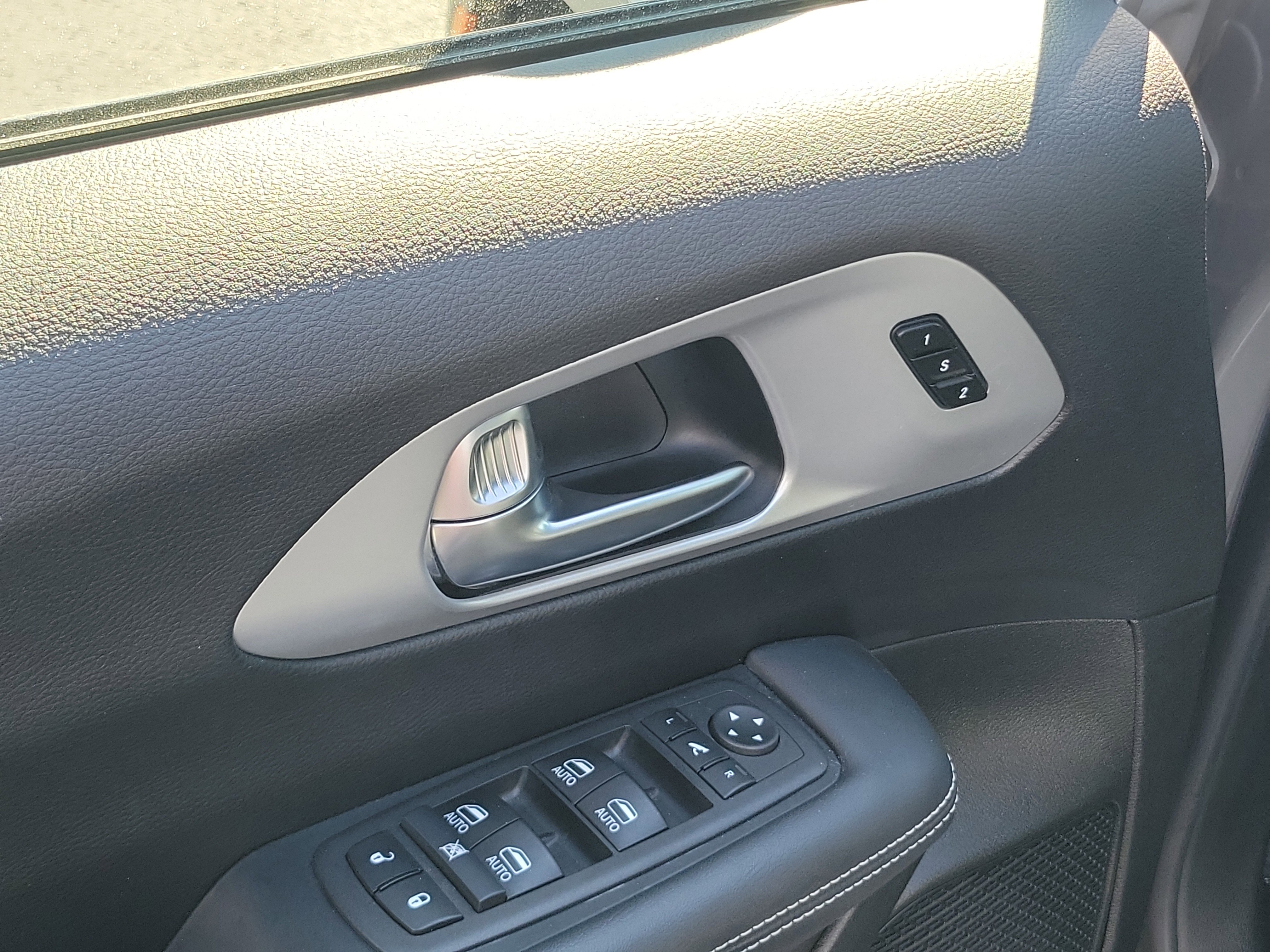 Used 2025 Chrysler Pacifica Limited image 23