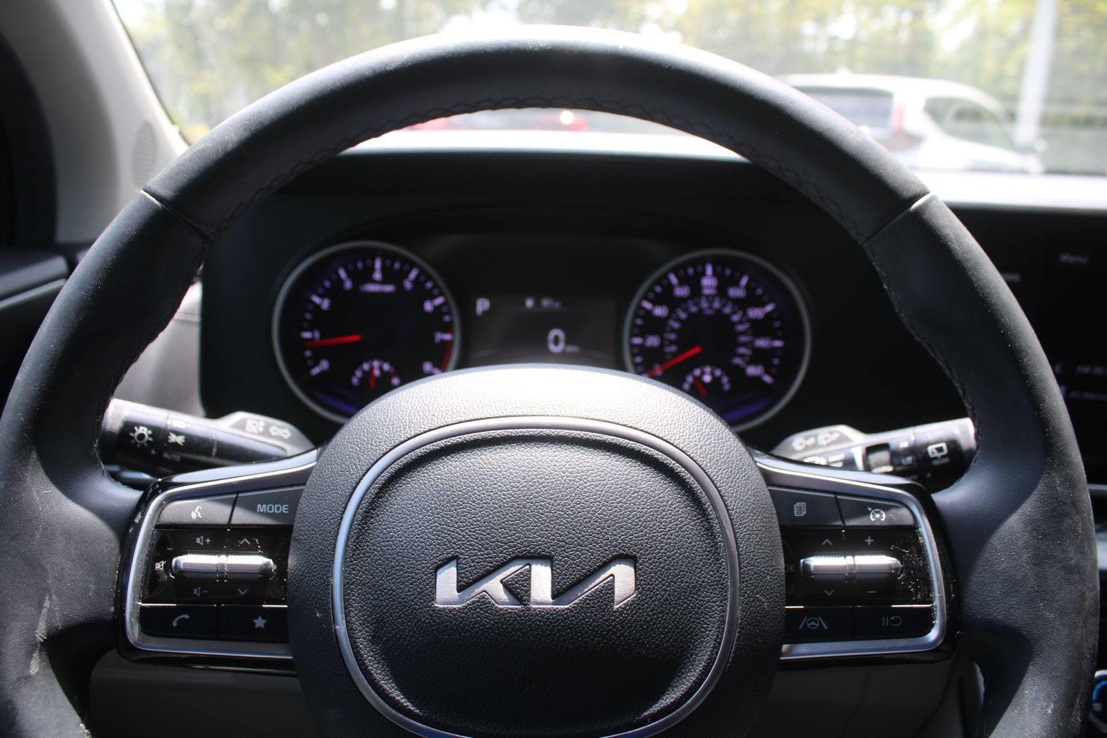Used 2024 Kia Carnival LX FWD image 31