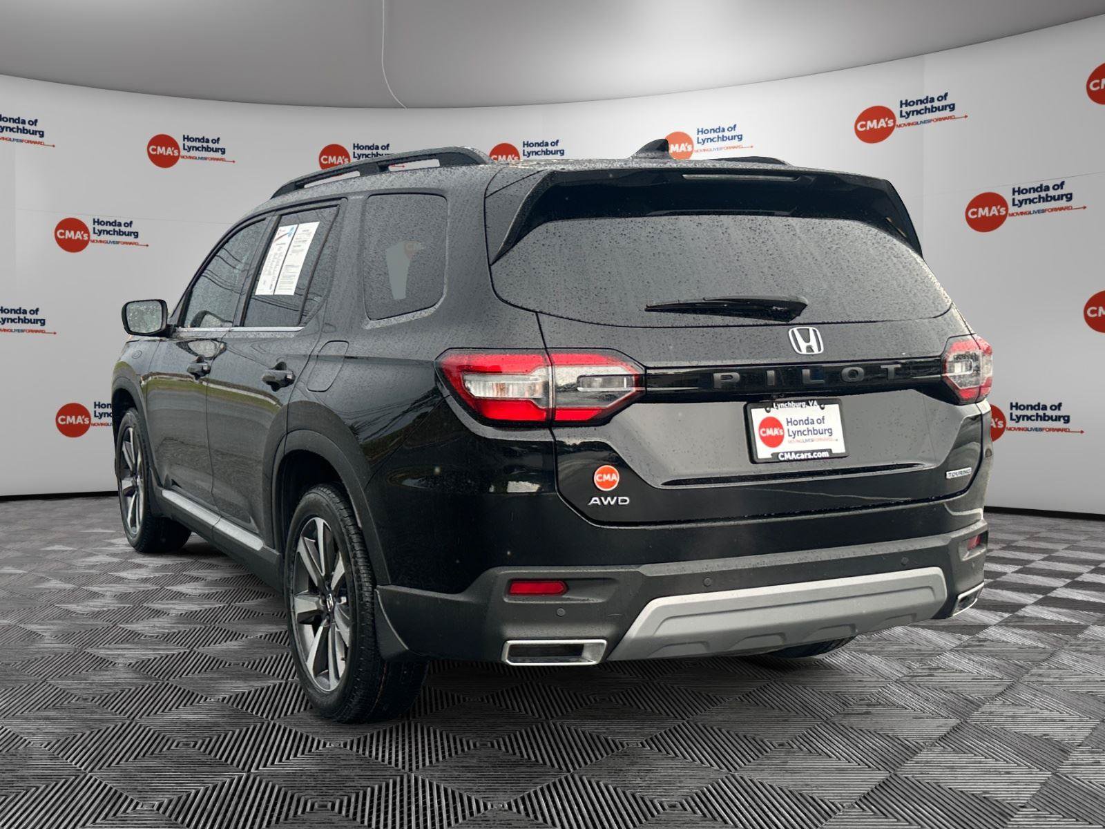 Used 2024 Honda Pilot Touring image 3