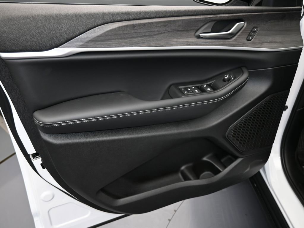 Used 2025 Jeep Grand Cherokee Limited image 11