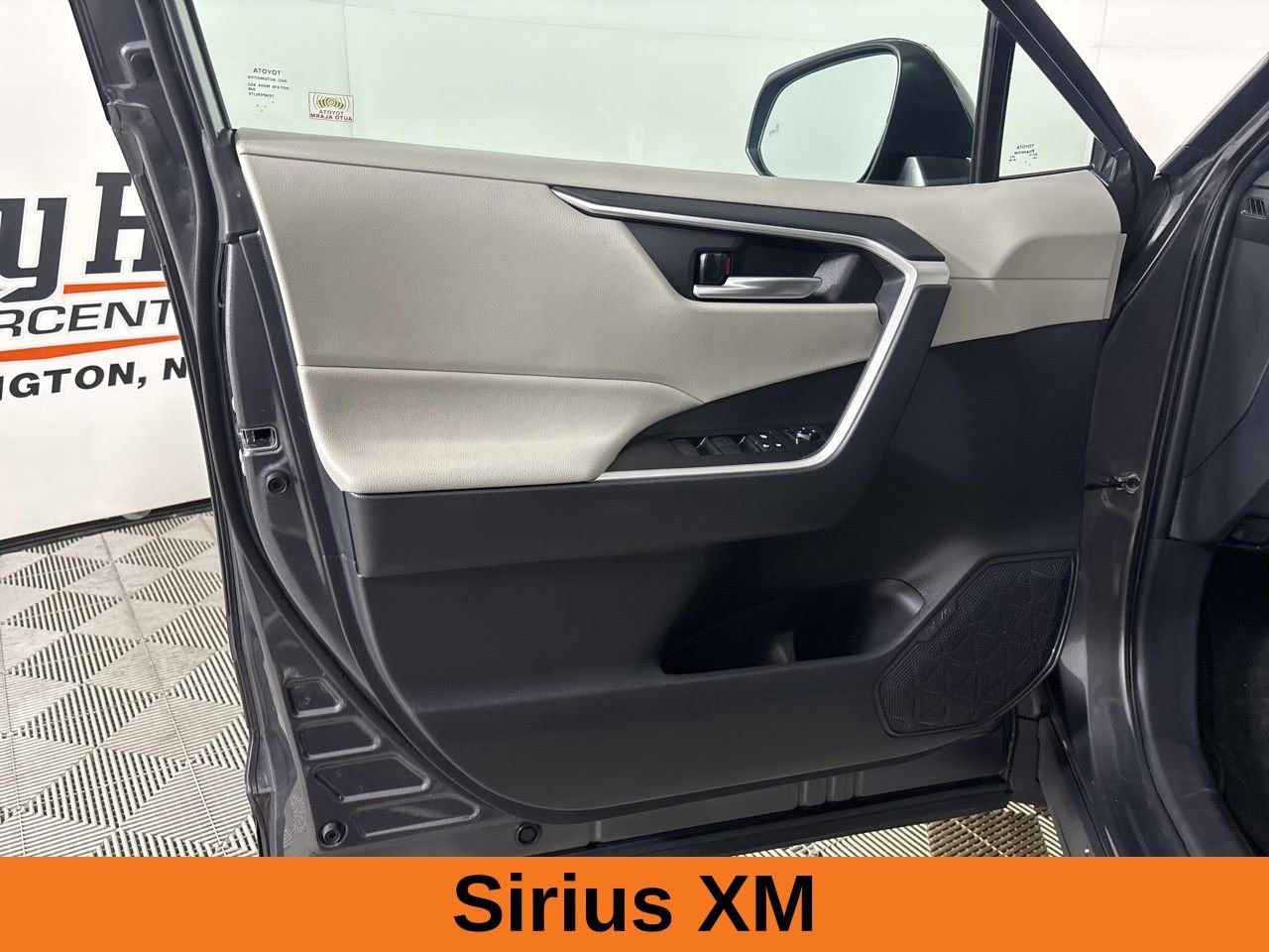 Used 2021 Toyota RAV4 XLE w/ Convenience Package image 10