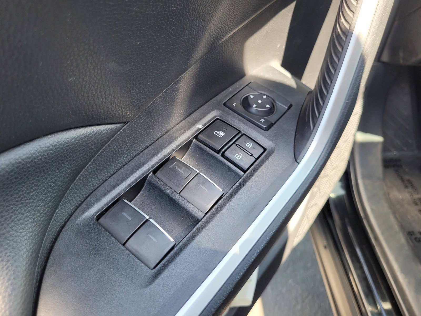 Used 2025 Toyota RAV4 XLE AWD/4WD image 27