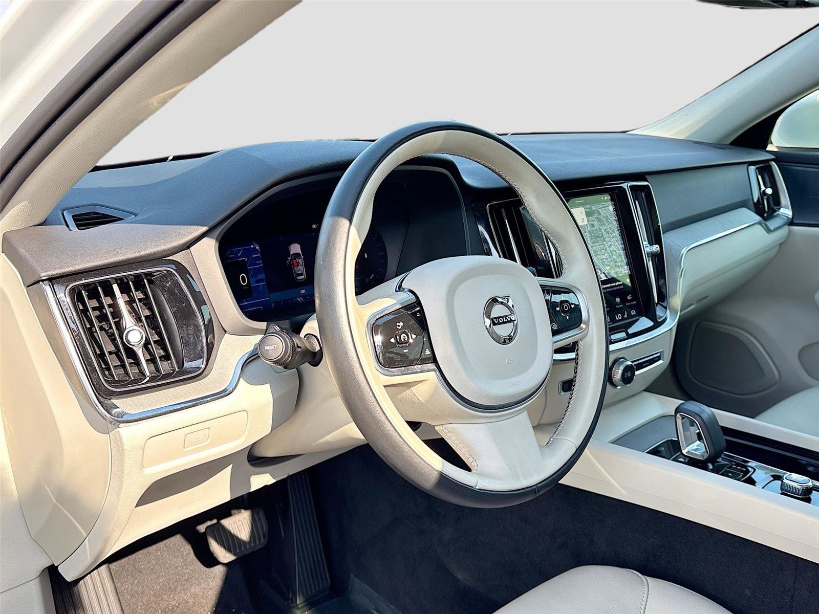 Used 2025 Volvo V60 B5 Cross Country Plus image 9