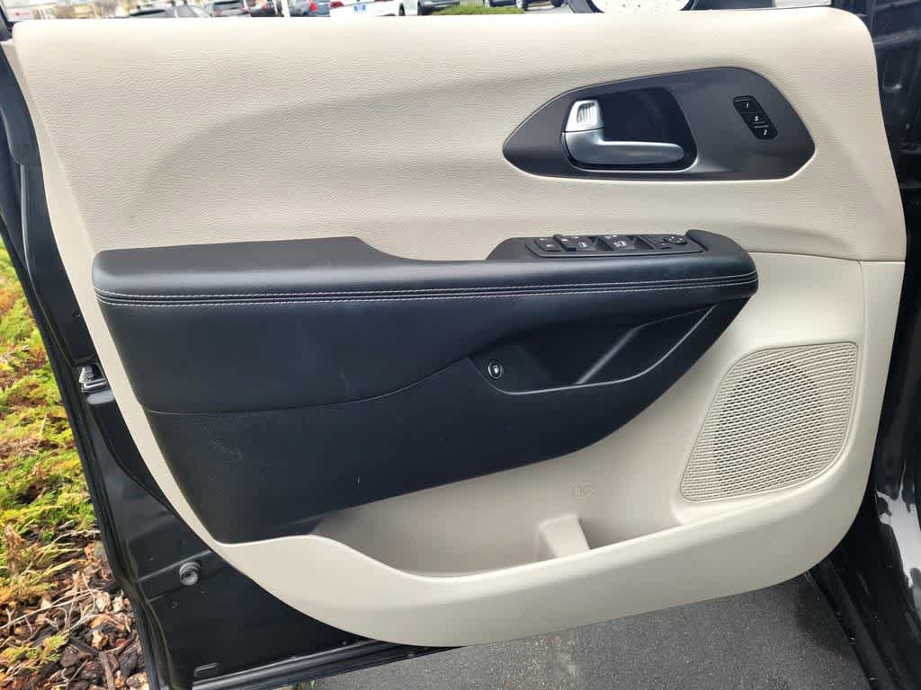Used 2023 Chrysler Pacifica Touring-L FWD image 16