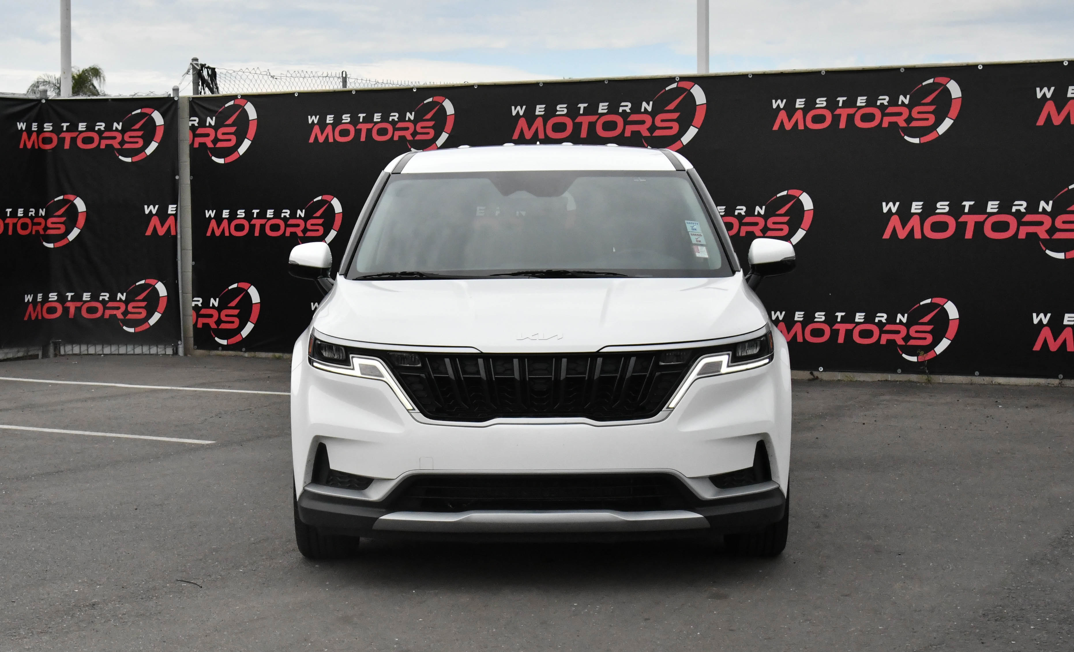 Used 2024 Kia Carnival LX image 2
