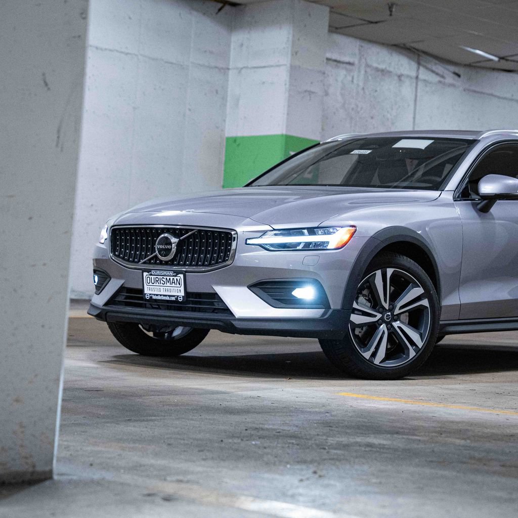 New 2026 Volvo V60 B5 Cross Country Plus w/ Climate Package AWD/4WD image 2