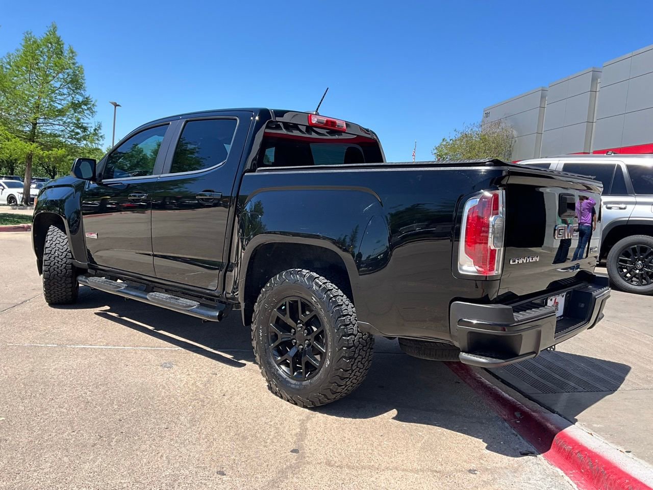 Used 2015 GMC Canyon SLE w/ All-Terrain Package image 8