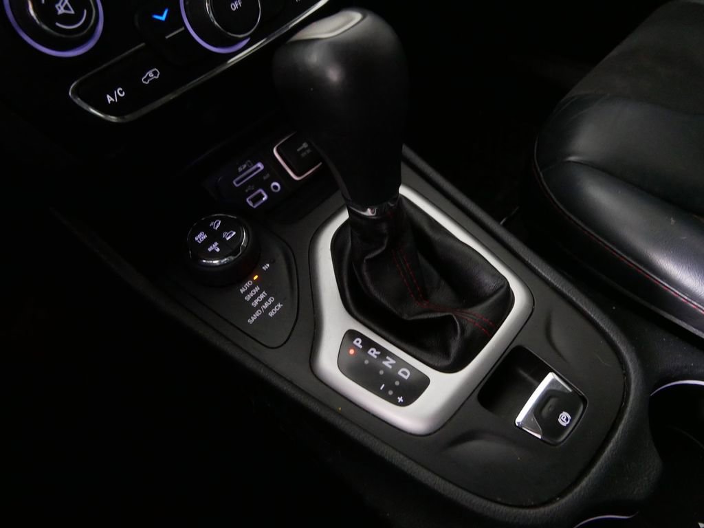 Used 2016 Jeep Cherokee Trailhawk w/ Cold Weather Group image 18