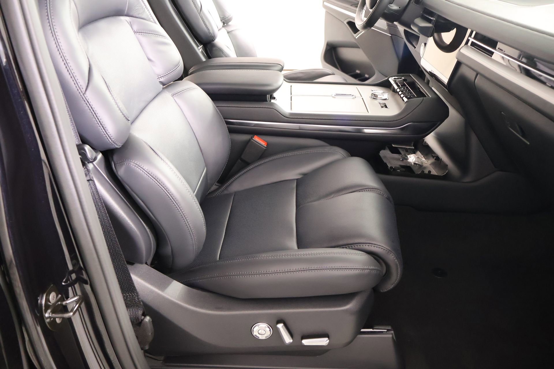 New 2026 Lincoln Navigator Reserve AWD/4WD image 15