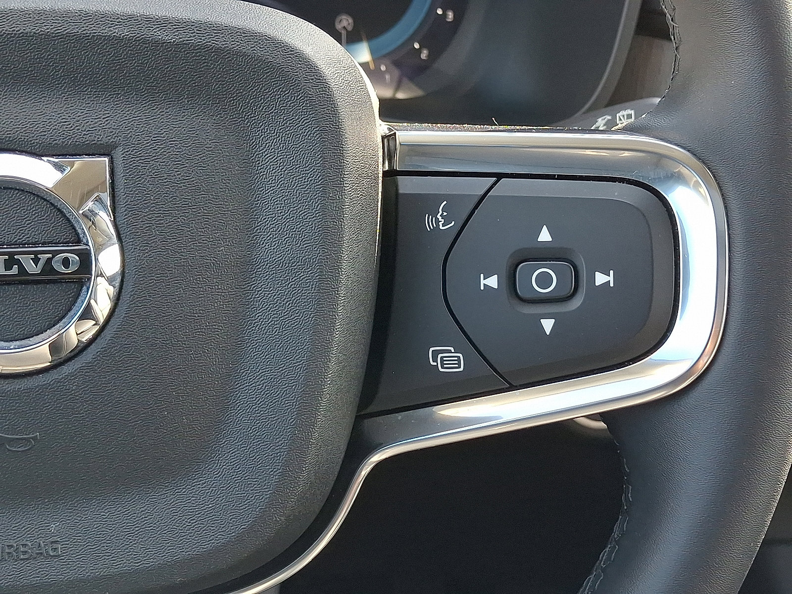 Used 2023 Volvo XC40 B5 Plus w/ Driver Assist Package image 22