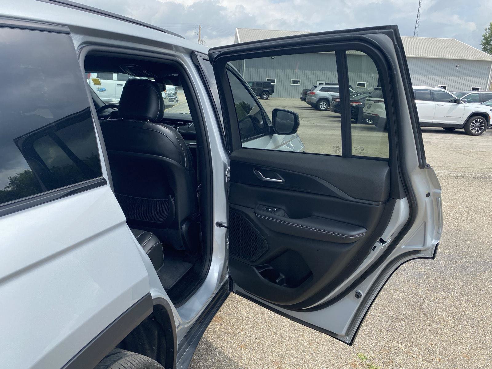 Used 2023 Jeep Grand Cherokee Altitude AWD/4WD image 39