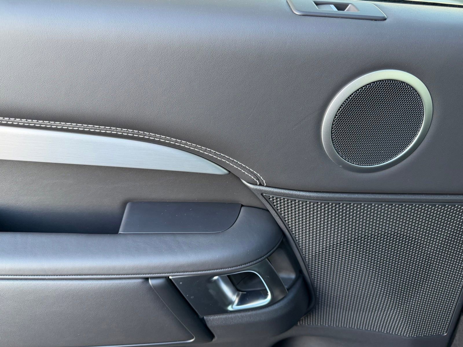 New 2026 Land Rover Discovery Limited Edition image 31