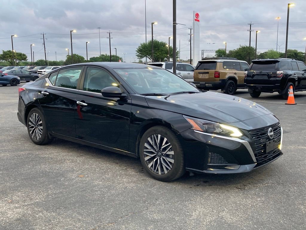 Used 2025 Nissan Altima 2.5 SV image 3