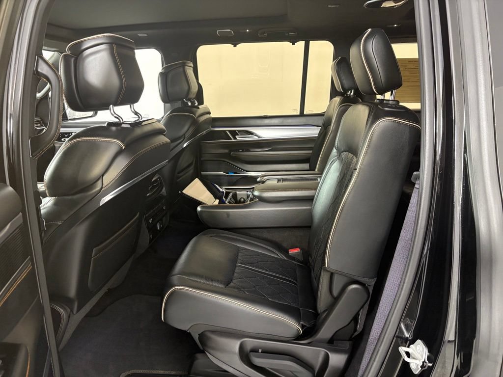 Used 2023 Jeep Grand Wagoneer Series III AWD/4WD image 16