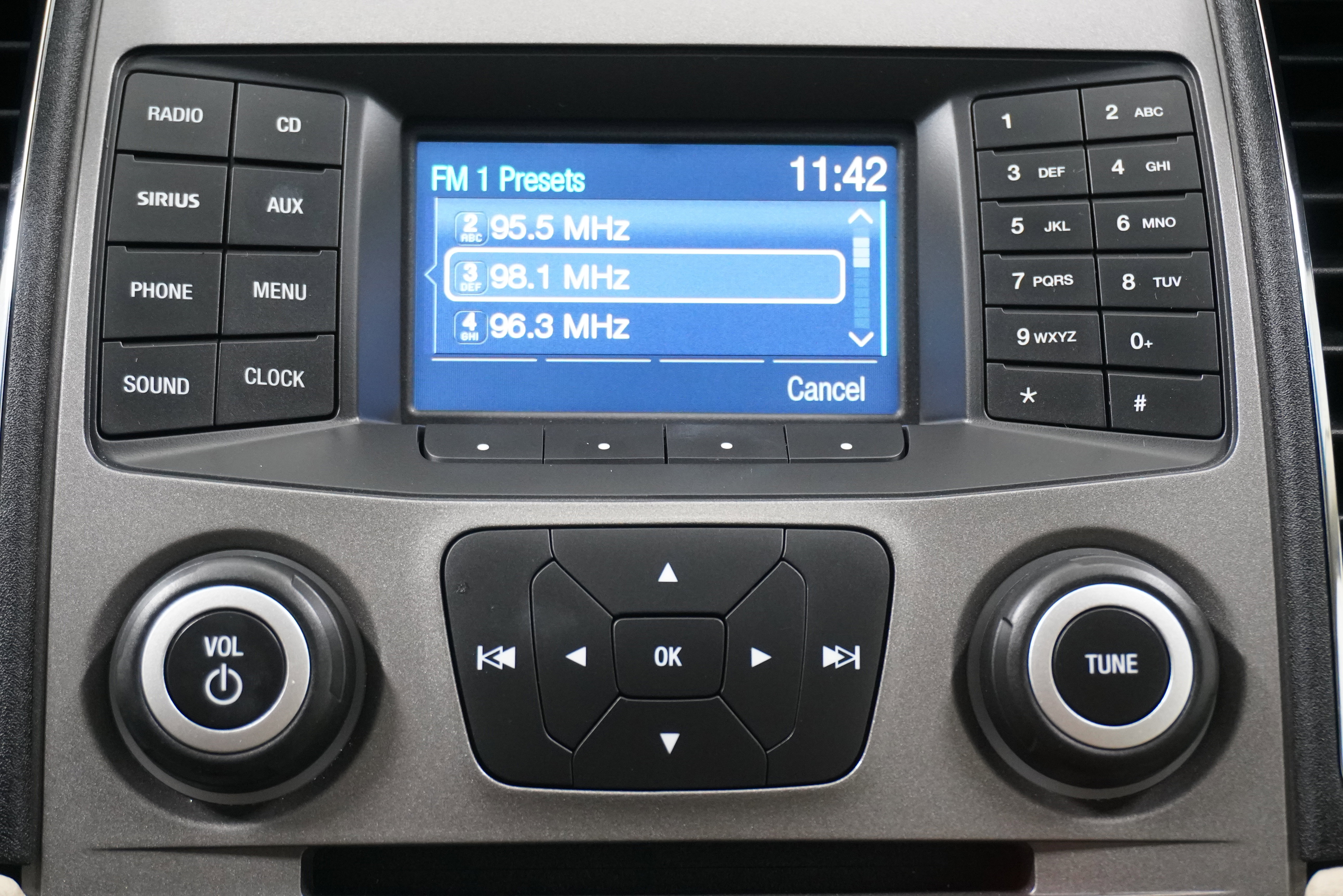 Used 2018 Ford Taurus SE image 17