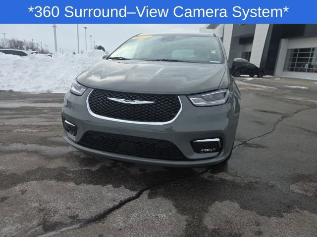 Used 2023 Chrysler Pacifica Touring-L image 6