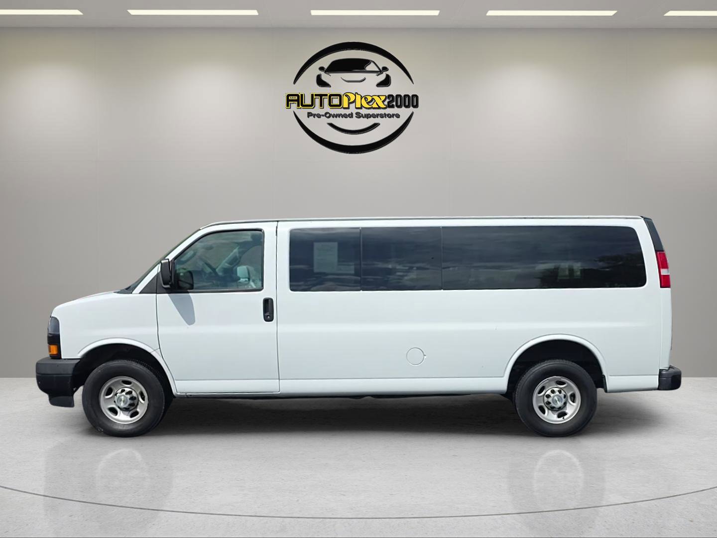 Used 2020 Chevrolet Express 3500 LS RWD image 4