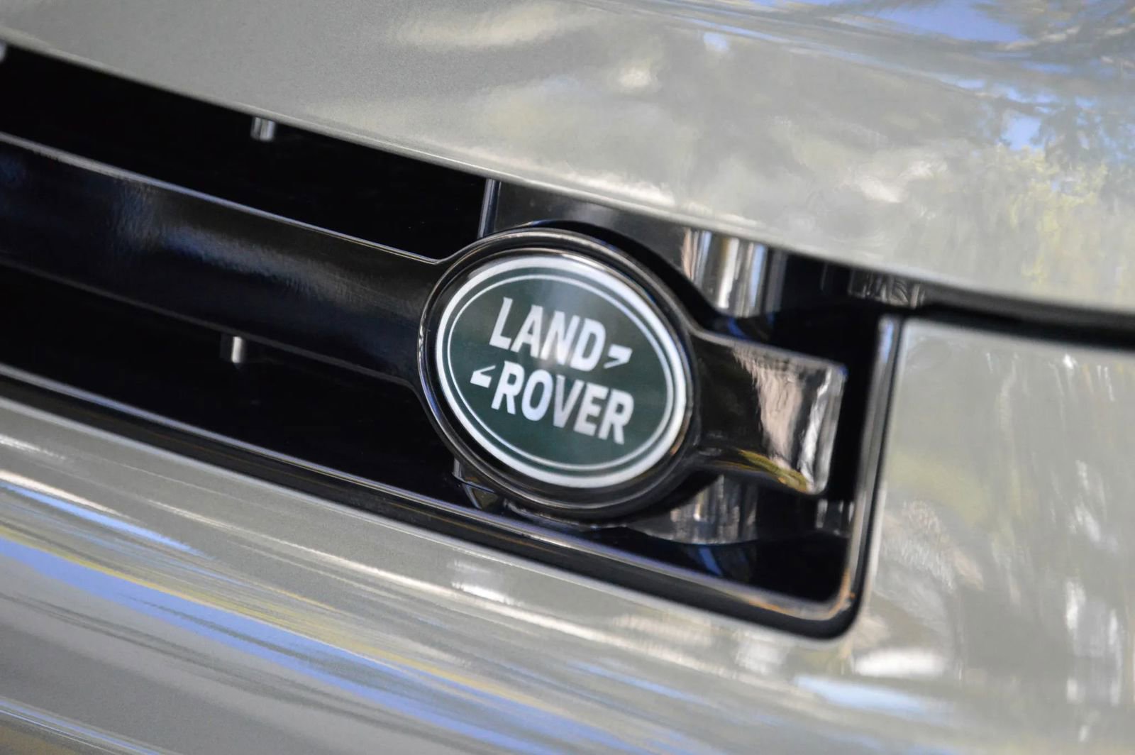 Used 2025 Land Rover Defender 110 X-Dynamic SE image 4