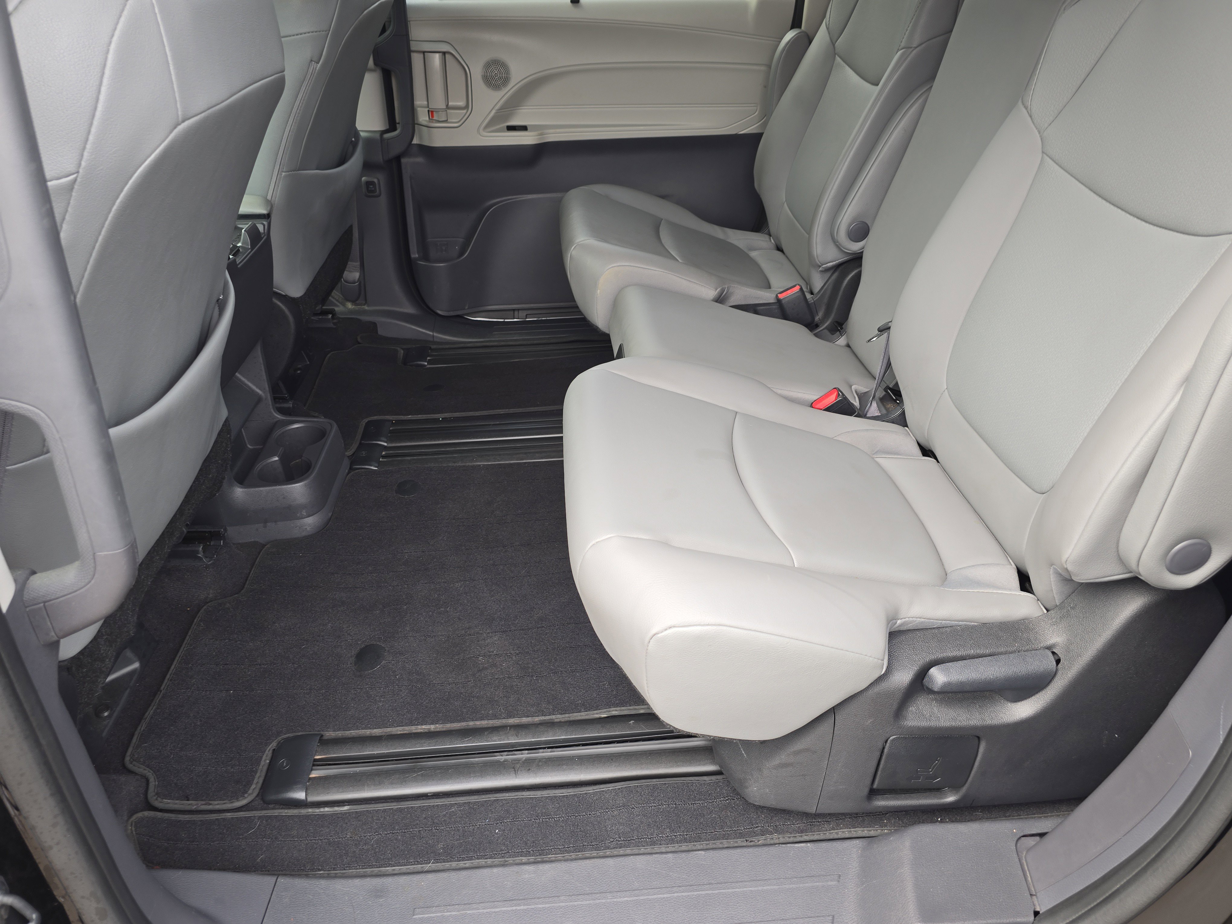 Used 2022 Toyota Sienna XLE FWD image 17