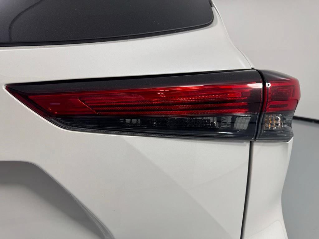 Used 2023 Toyota Highlander XLE AWD/4WD image 7