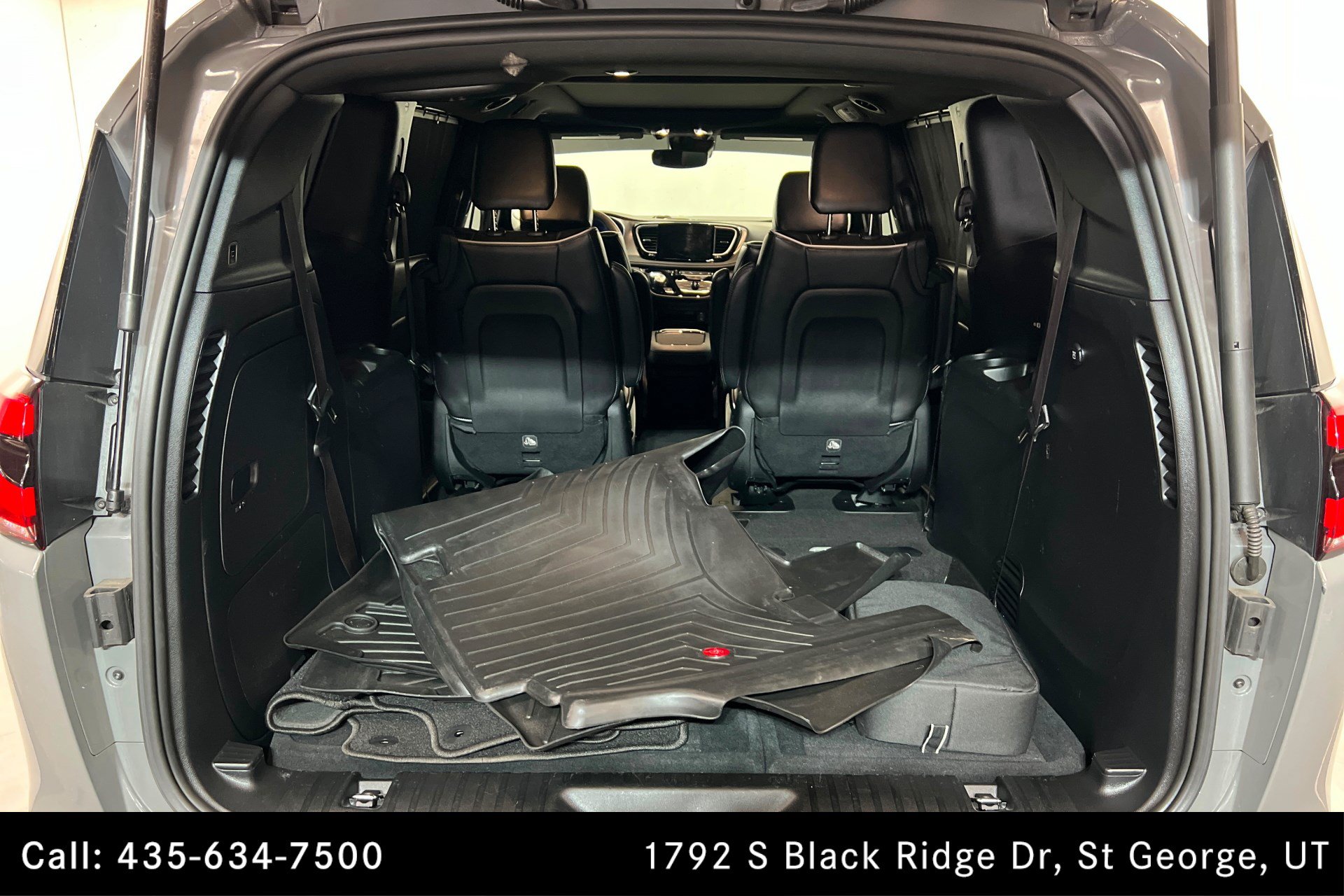 Used 2023 Chrysler Pacifica Limited w/ Uconnect Theater Family Group FWD image 21